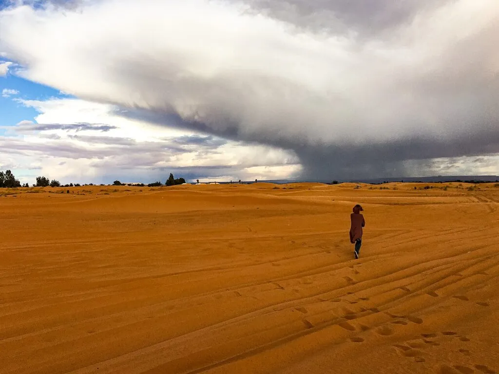 Best time to visit the sahara desert in morocco — Sunset over the Sahara dunes, the best time to visit the Moroccan desert