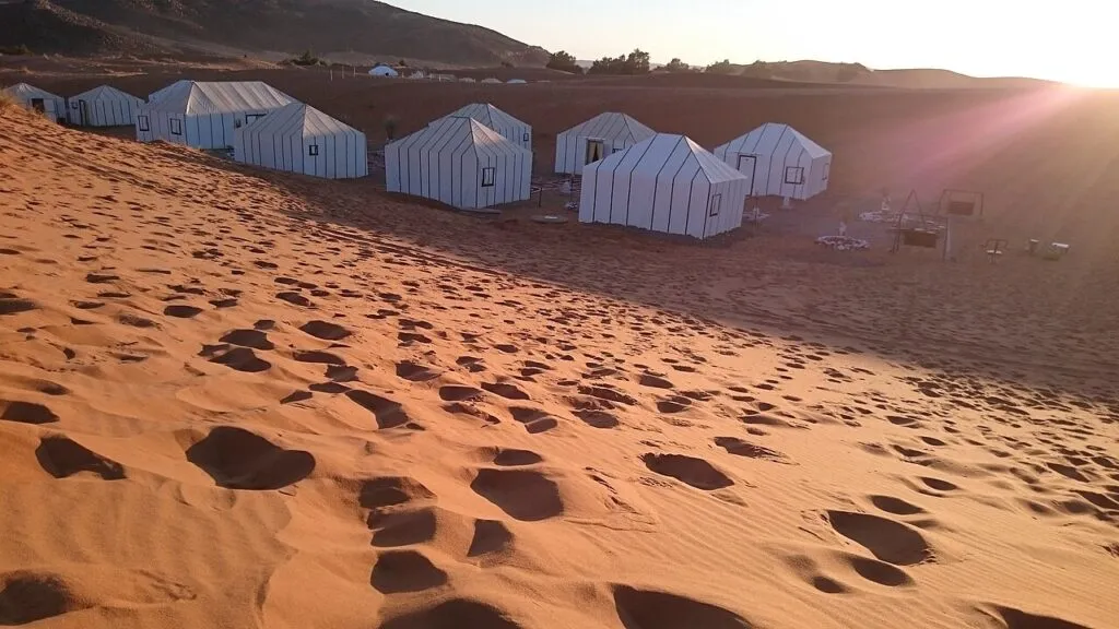 Bivouac de luxe dans le désert — Tente d’un bivouac de luxe dans les dunes de Merzouga