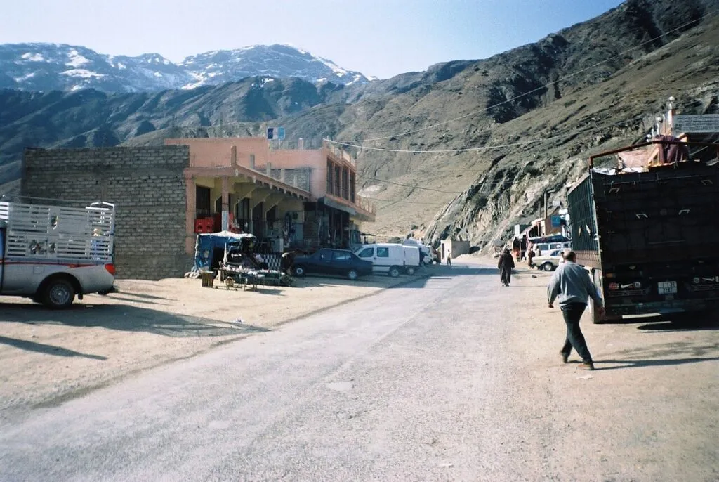 Chauffeur privé maroc — Véhicule privé avec chauffeur sur une route de montagne au Maroc