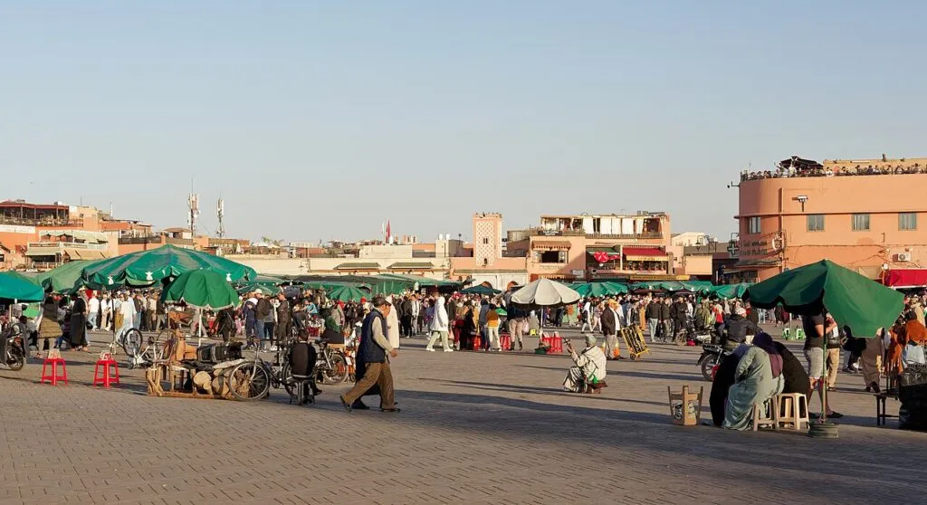 Place Jemaa el-Fna à Marrakech, départ d’un circuit Maroc 7 jours Place Jemaa el-Fna à Marrakech, départ d’un circuit Maroc 7 jours