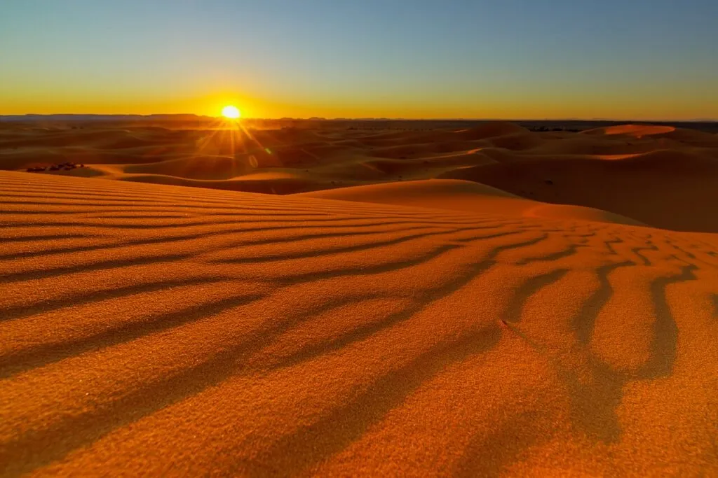 Désert maroc avec enfants — Famille avec enfants dans les dunes du désert marocain