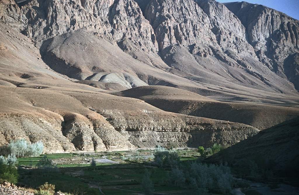 Gargantas del todra y valle del dades — Carretera de curvas en las gargantas del Dades