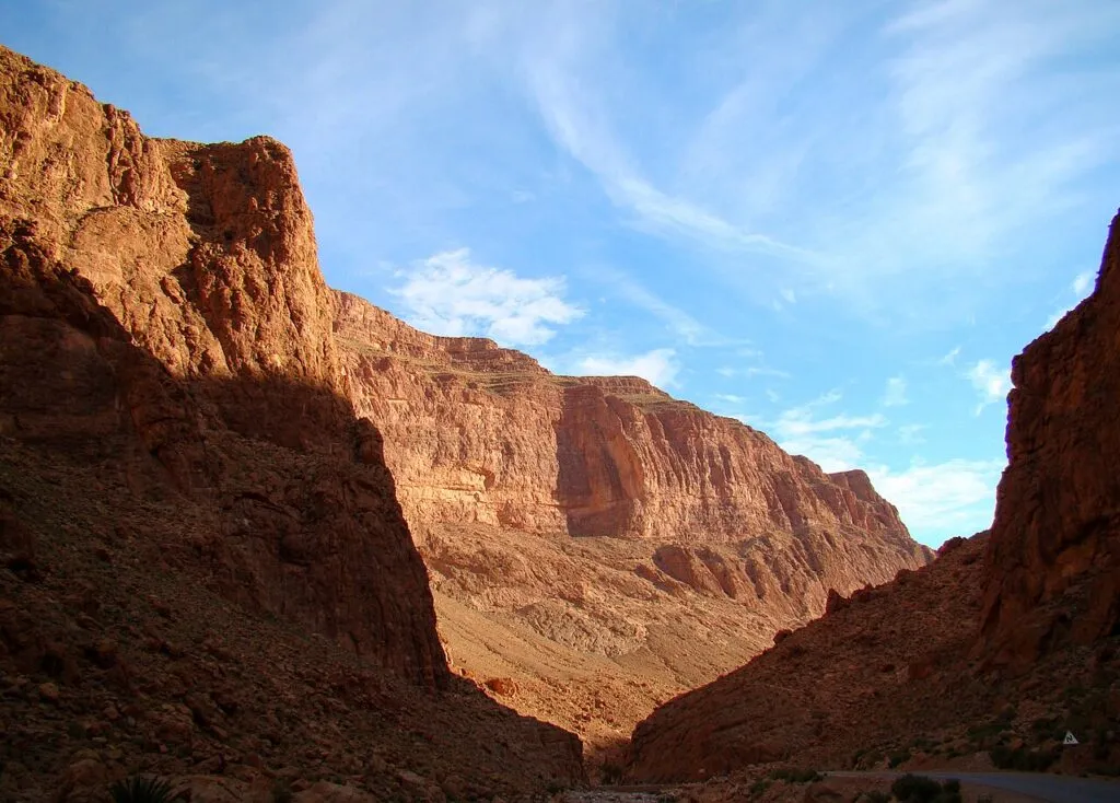 Gorges du todra et du dadès — Falaises des gorges du Todra près de Tinghir au Maroc Gorges du todra et du dadès — Falaises des gorges du Todra près de Tinghir au Maroc