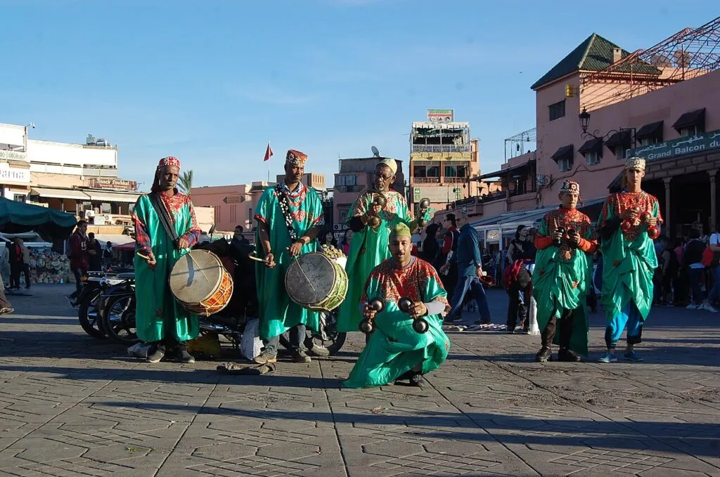 Khamlia gnawa music — Gnawa musicians playing drums and qraqeb in Khamlia near Merzouga Khamlia gnawa music — Gnawa musicians playing drums and qraqeb in Khamlia near Merzouga