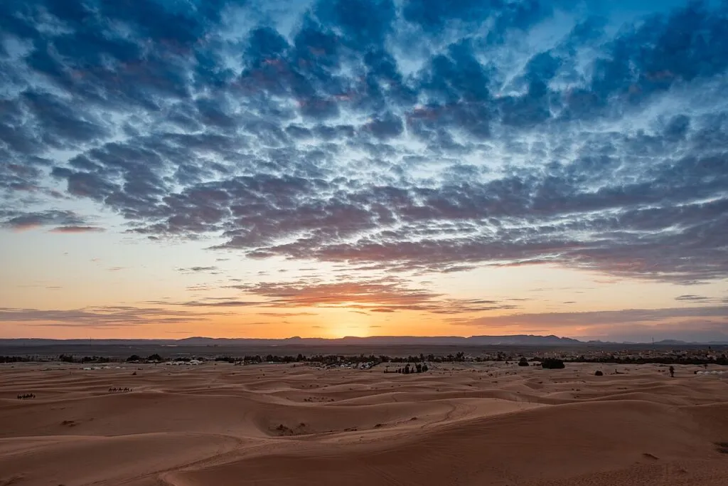 Dunas del Sahara con luz suave, mejor época para ir al desierto de Marruecos Dunas del Sahara con luz suave, mejor época para ir al desierto de Marruecos