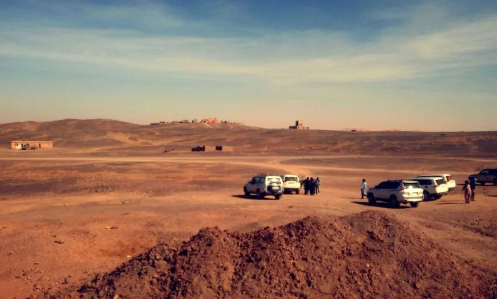 Qué llevar al desierto de marruecos — Mochila y pañuelo preparados para un viaje al desierto de Marruecos Qué llevar al desierto de marruecos — Mochila y pañuelo preparados para un viaje al desierto de Marruecos