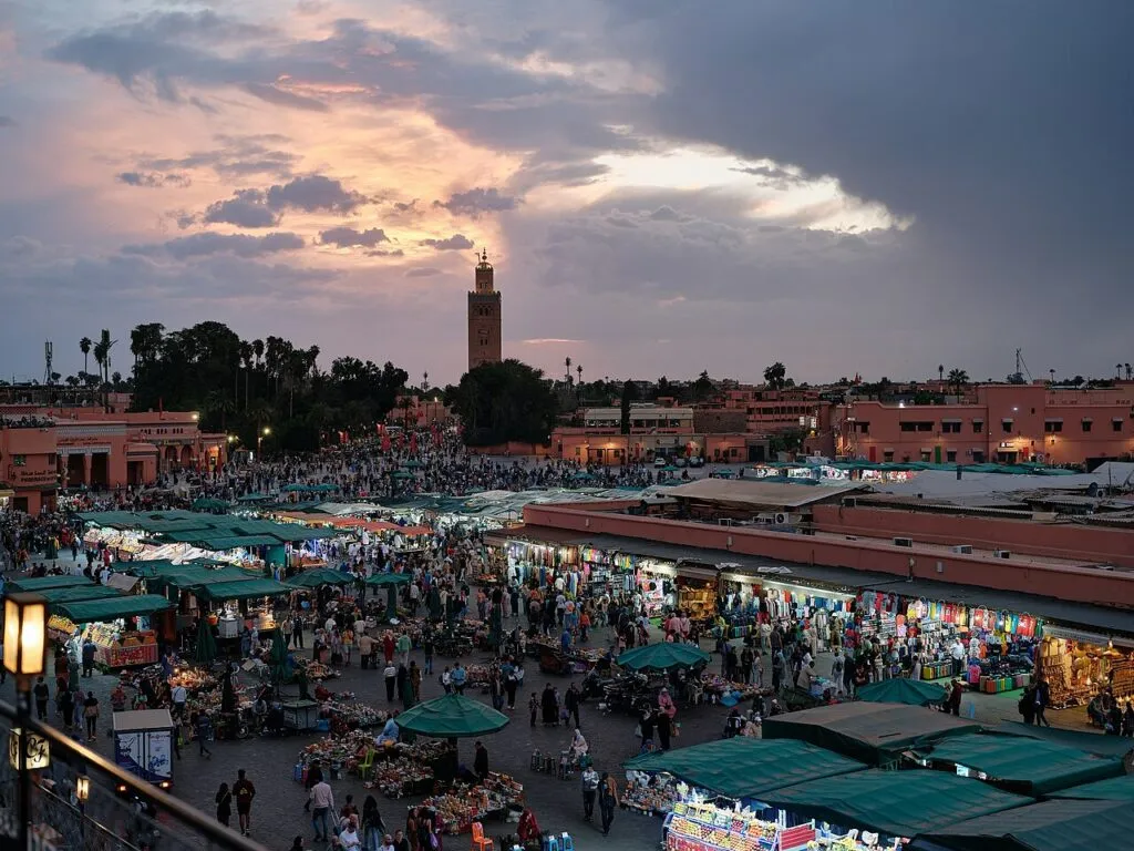 Ruta de 7 días por marruecos — Plaza Jemaa el-Fna de Marrakech al inicio de la ruta de 7 días Ruta de 7 días por marruecos — Plaza Jemaa el-Fna de Marrakech al inicio de la ruta de 7 días