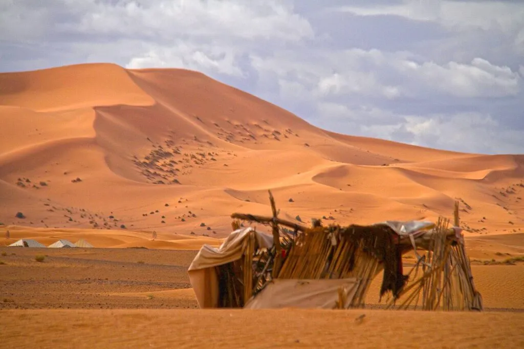 Sahara desert camp morocco — Berber tents of a Sahara desert camp in Morocco at dusk