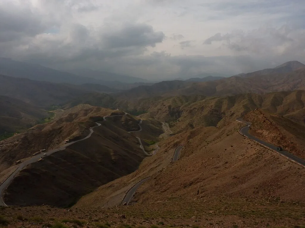 Tizi n tichka pass — Winding road over the Tizi n’Tichka pass in the High Atlas mountains