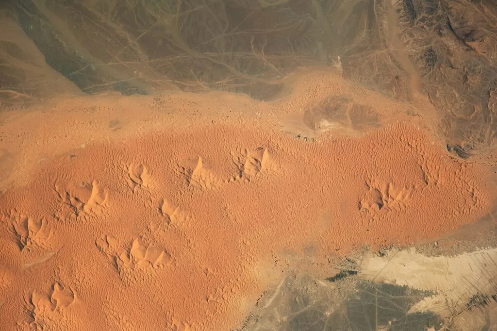 Que mettre dans sa valise pour le désert — Chèche et sac préparés pour un circuit dans le désert marocain