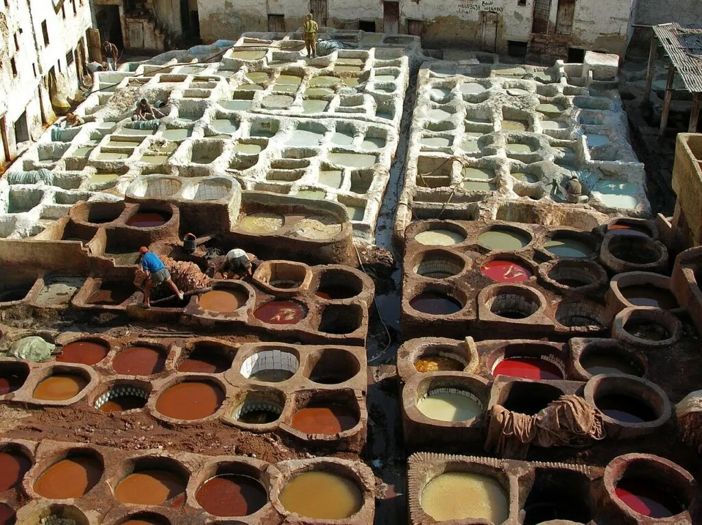 Visiter la médina de fès — Tanneries Chouara dans la médina de Fès Visiter la médina de fès — Tanneries Chouara dans la médina de Fès