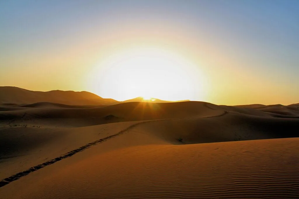 أفضل وقت لزيارة صحراء مرزوكة — شروق الشمس فوق كثبان مرزوكة في أفضل وقت للزيارة
